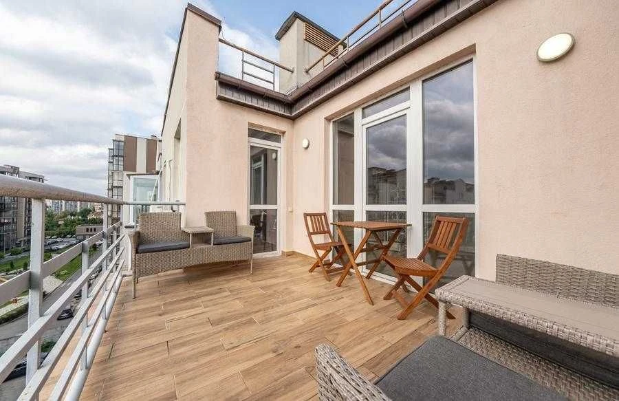 Продаж 3к.двоповерхової  квартири з терасою Метрологічна,109