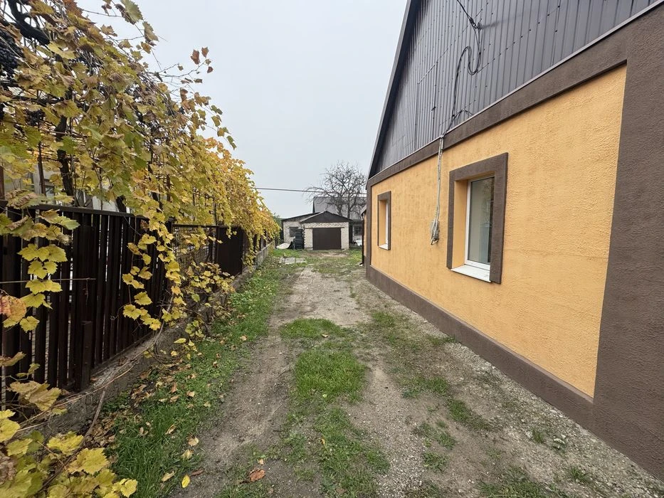 I will sell a house with a garage, it is possible to exchange for a car