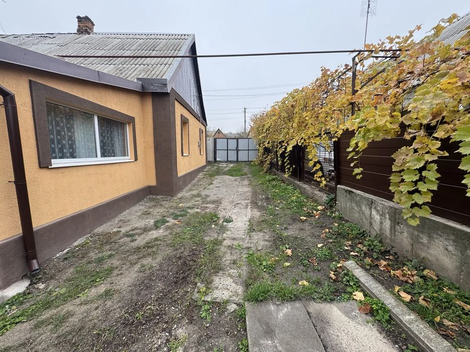 I will sell a house with a garage, it is possible to exchange for a car