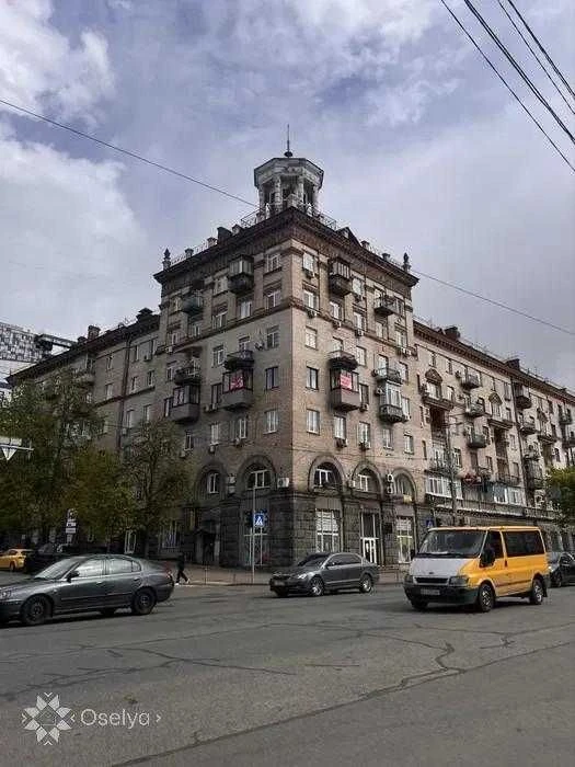 Стильна 2к квартира у монументальній теплій сталінці з сучас