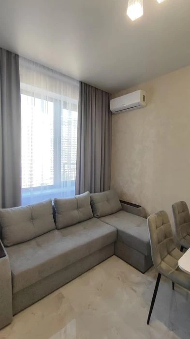 Продам видову 1-кімнатну квартиру з новим ремонтом та меблям