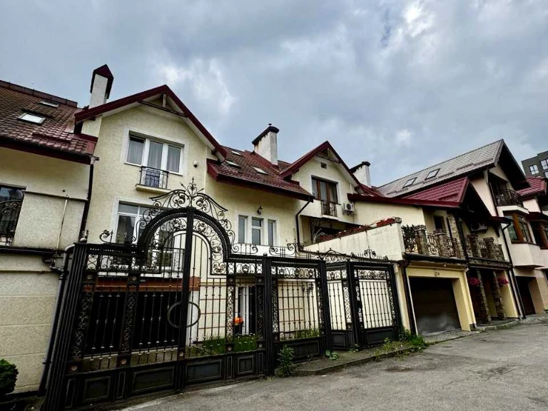 Будинок. Львів, Варшавська вул.
