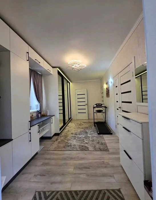Затишний будинок з приватною ділянкою . Якісний ремонт .  Ву