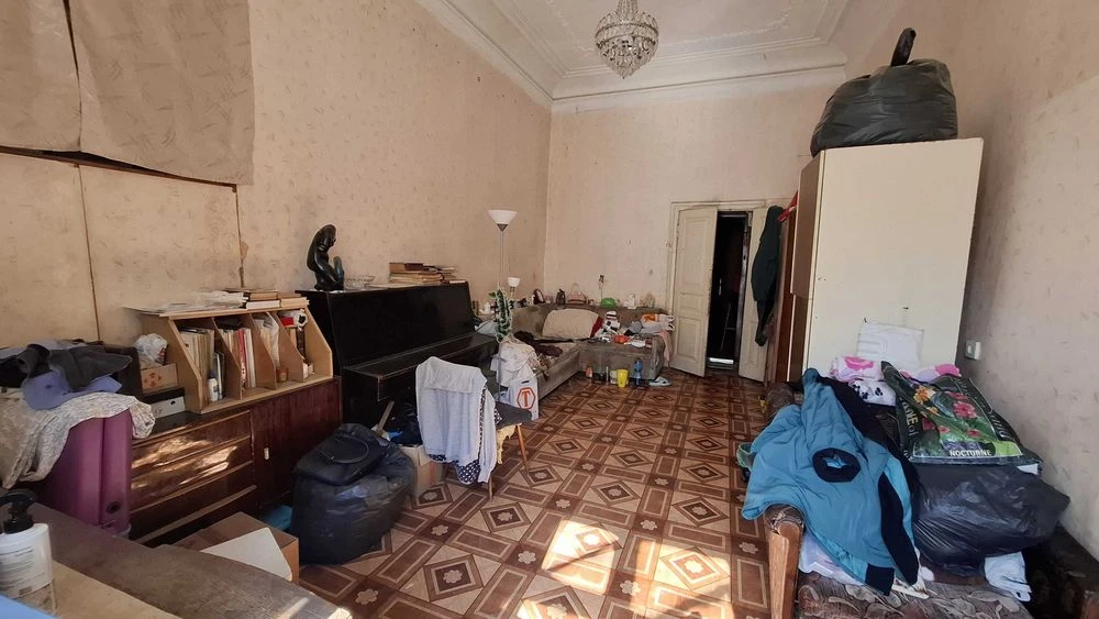 Кімната в комунальній квартирі з власною кухнею та санвузлом
