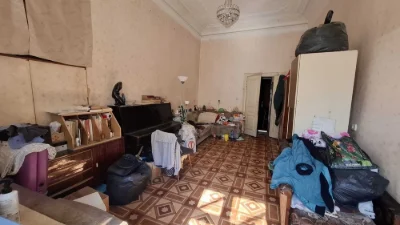 Кімната в комунальній квартирі з власною кухнею та санвузлом