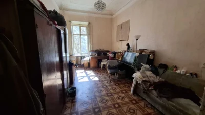 Кімната в комунальній квартирі з власною кухнею та санвузлом
