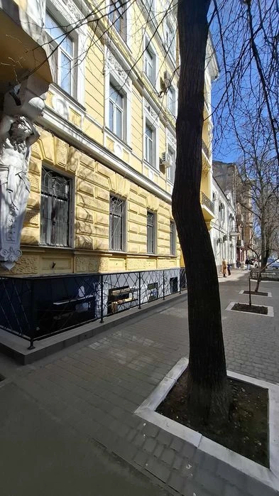 Кімната в комунальній квартирі з власною кухнею та санвузлом