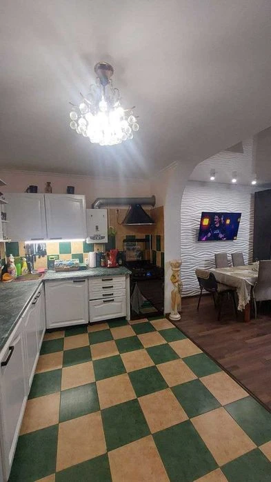 В продаже просторная квартира с собственным двориком, ул. Канатно