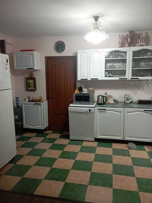 В продаже просторная квартира с собственным двориком, ул. Канатно
