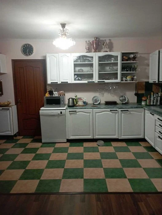 В продаже просторная квартира с собственным двориком, ул. Канатно