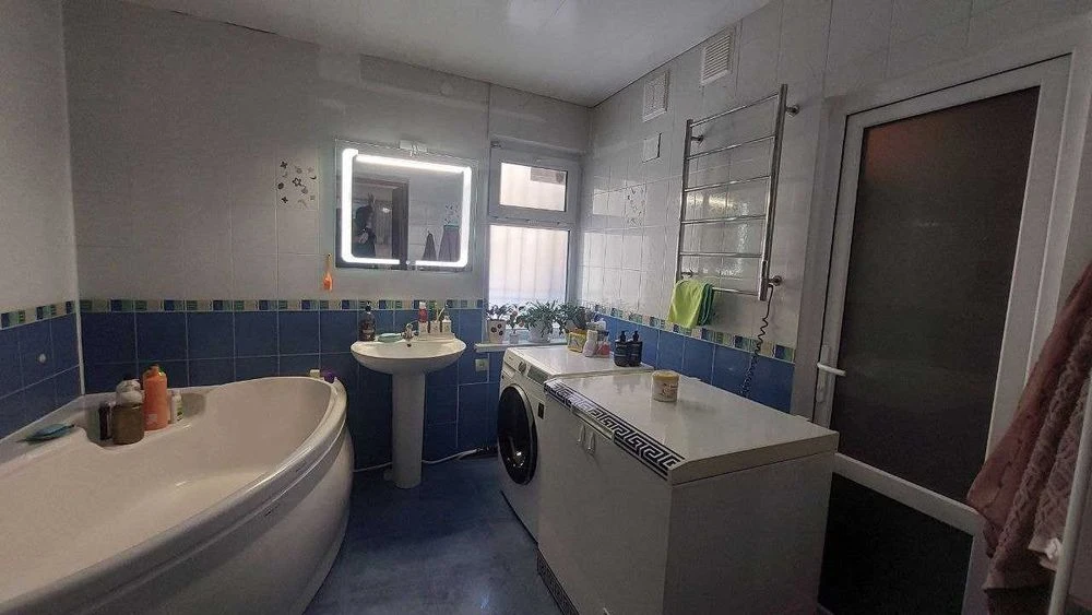 В продаже просторная квартира с собственным двориком, ул. Канатно