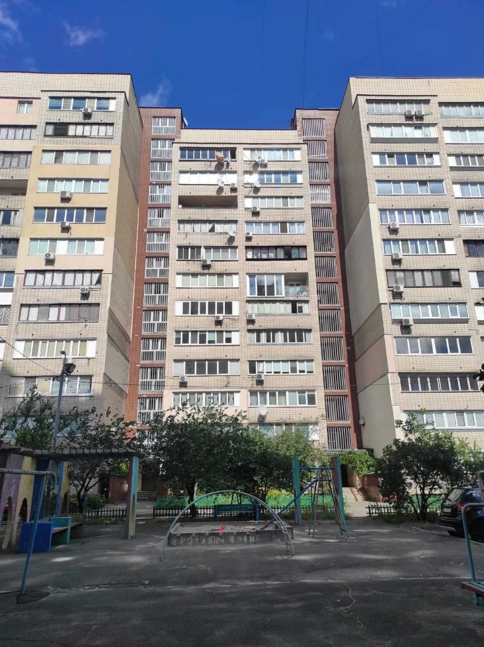 Ст. метро Лівобережна. Квартира в цегляному будинку. Меблі,