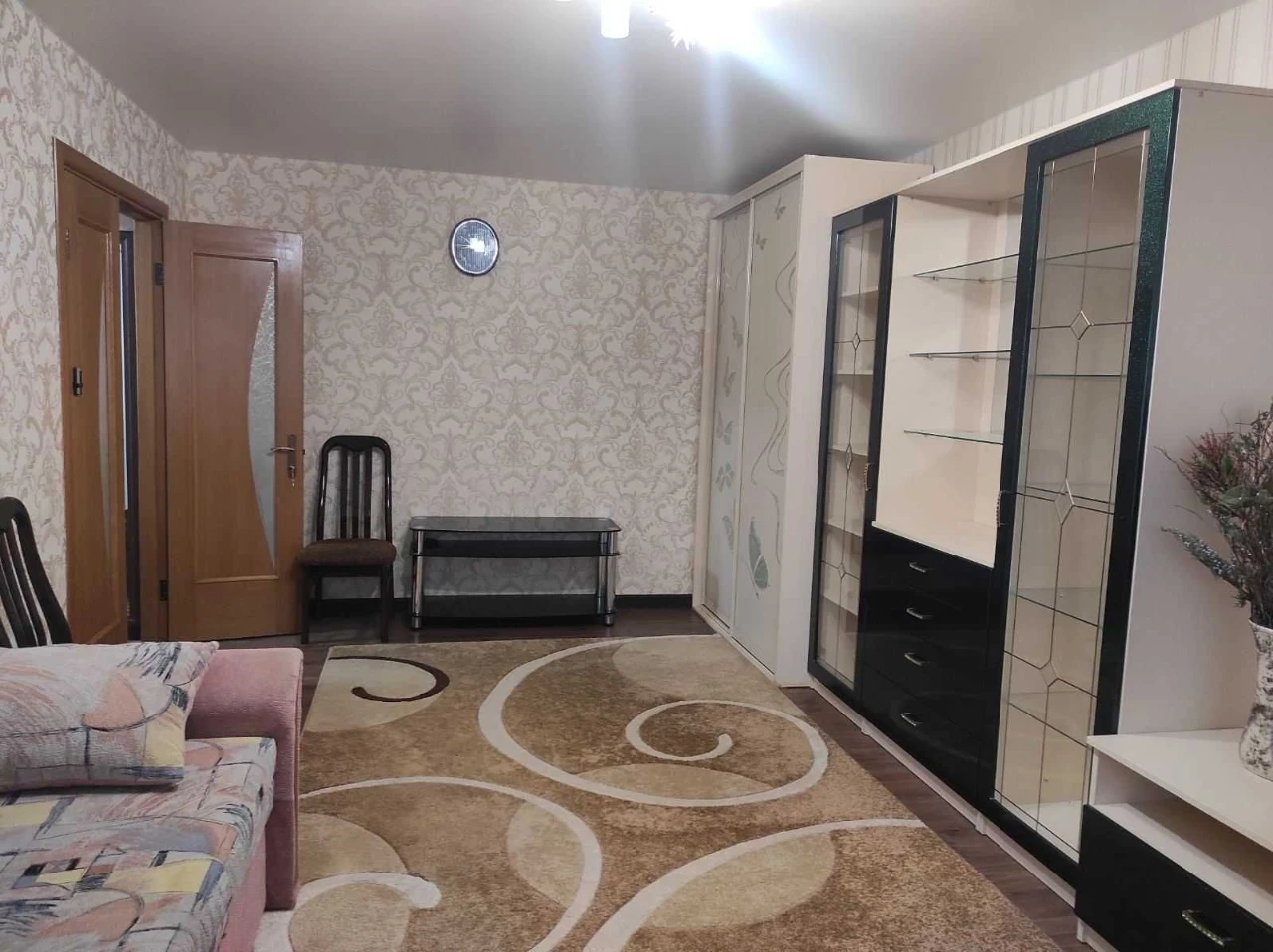 Ст. метро Лівобережна. Квартира в цегляному будинку. Меблі,
