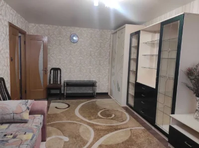 Ст. метро Лівобережна. Квартира в цегляному будинку. Меблі,