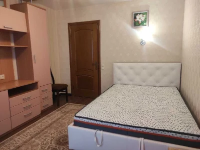 Ст. метро Лівобережна. Квартира в цегляному будинку. Меблі,