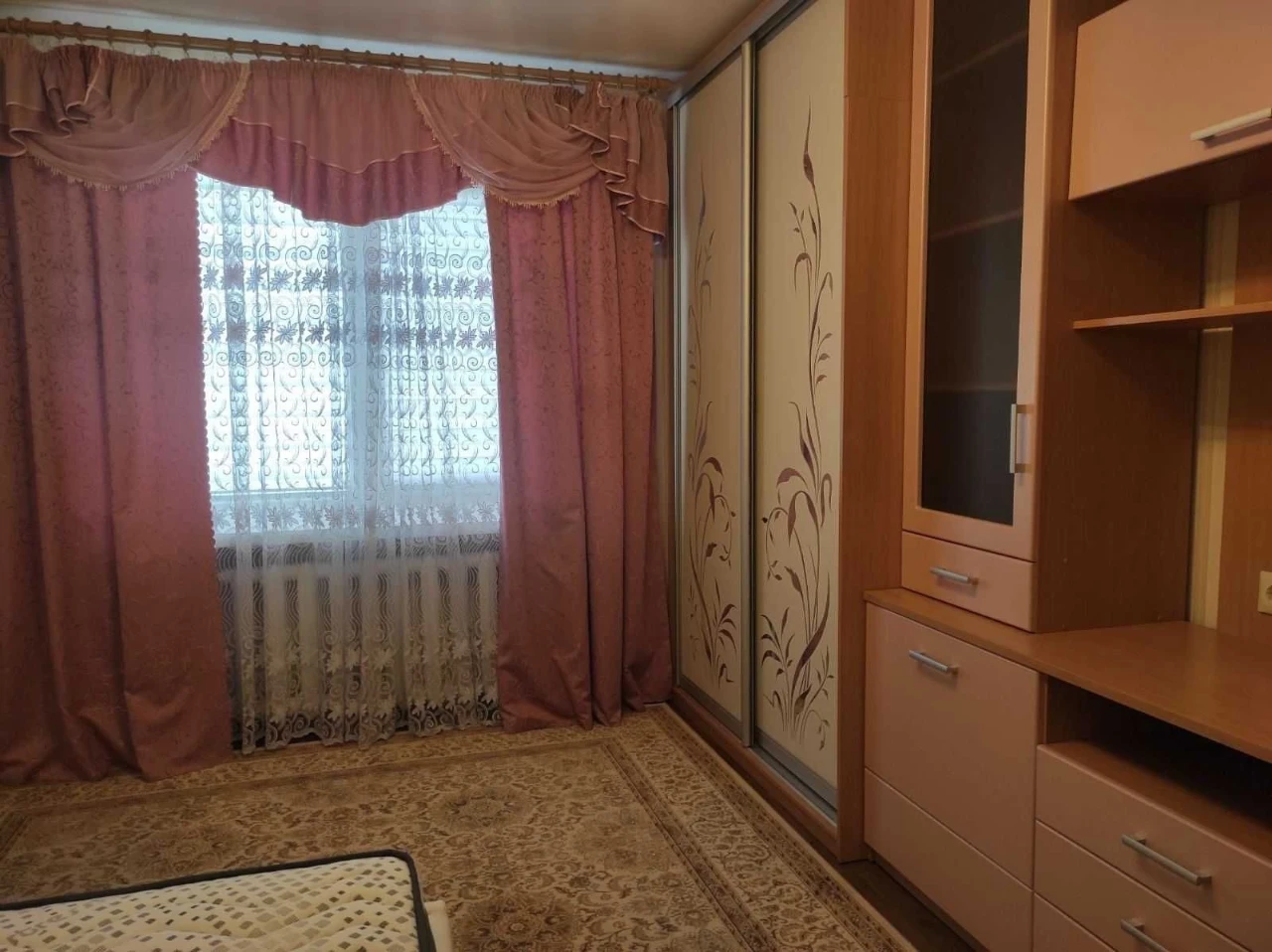 Ст. метро Лівобережна. Квартира в цегляному будинку. Меблі,