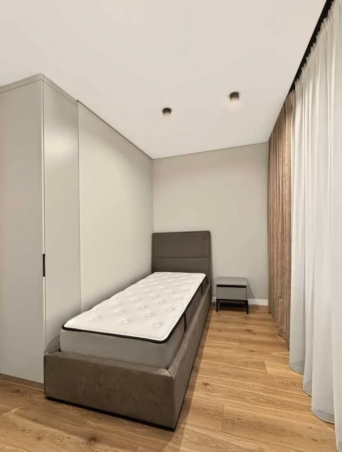 Продаж 3-кімнатної квартири 92 м², Садова вул., 1б