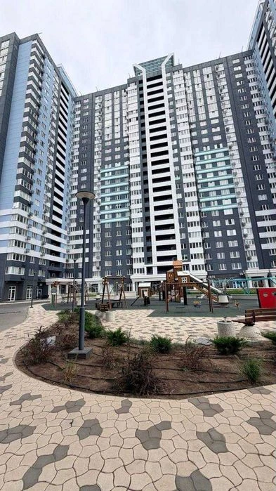 Продам 1-кімнатну квартиру 45 м2 в новобудові, вул. Варненсь