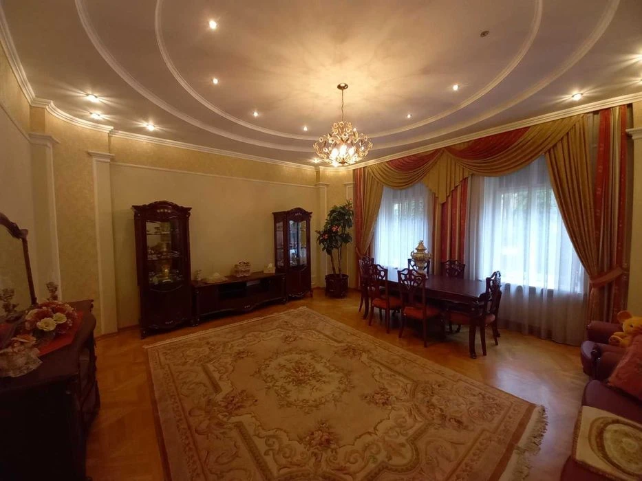 Продається будинок в районі парку ім. Шевченка