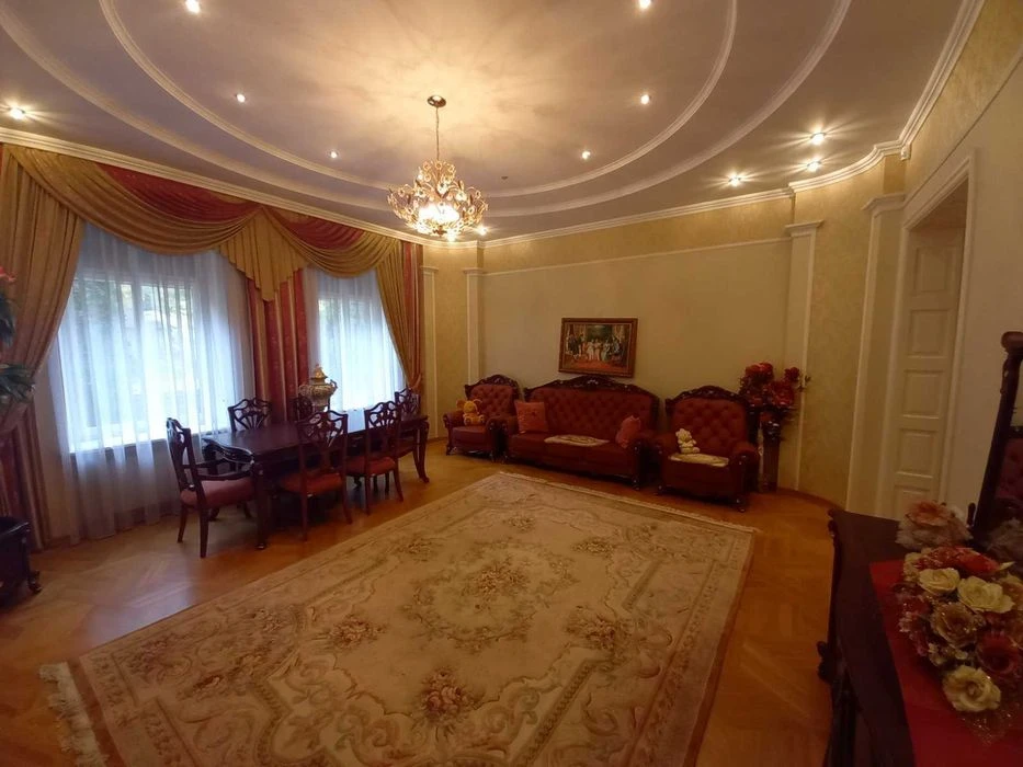 Продається будинок в районі парку ім. Шевченка