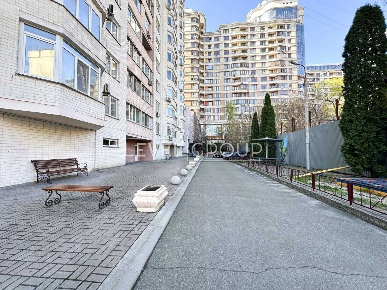 Продаж квартири 173.4м. кв. вул. Сім'ї Прахових 27, поруч з