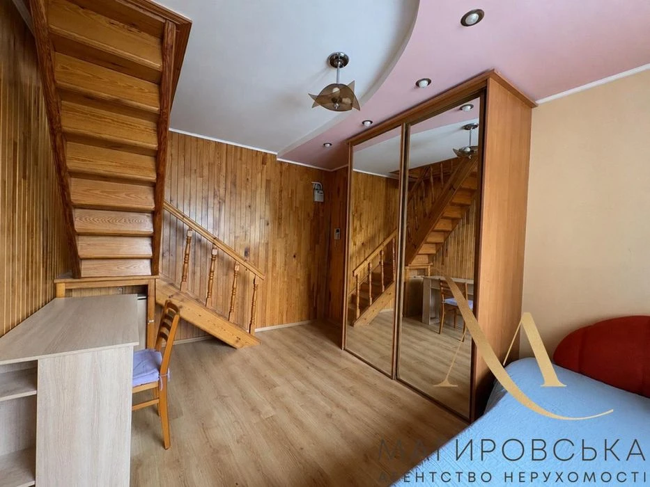 Продаж трикімнатної квартири в центрі міста з виглядом на Ви