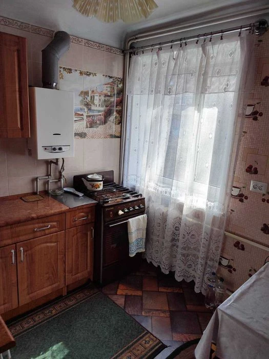Продам 2-х кім.квартиру в Заводськом р-ні на 3 поверсі.