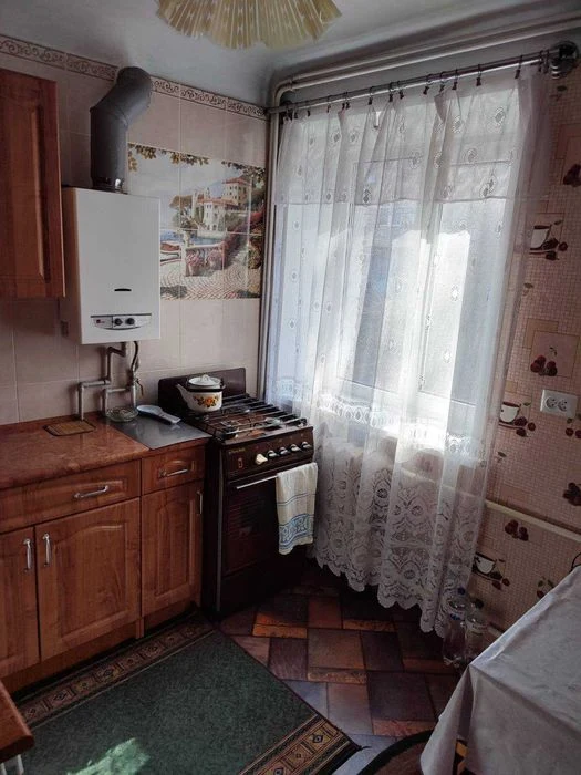 Продам 2-х кім.квартиру в Заводськом р-ні на 3 поверсі.