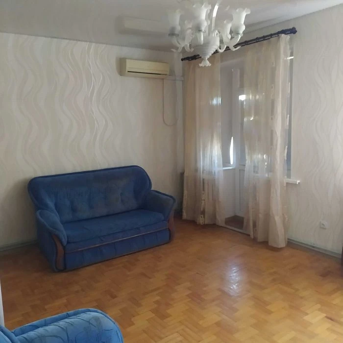 Продам 4-х кімнатну квартиру в центрі з індивідуальним опале