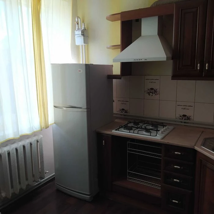 Продам 4-х кімнатну квартиру в центрі з індивідуальним опале