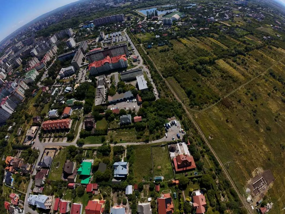 Ділянка. Івано-Франківськ, вул. Івана Курівця 16