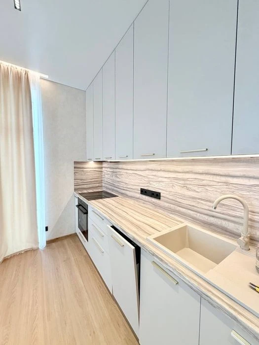 Продаж 1,5 кварири в чудовій локації