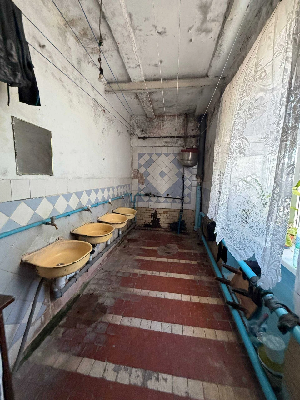 Терміновий продаж 2к кімнати в гуртожитку .