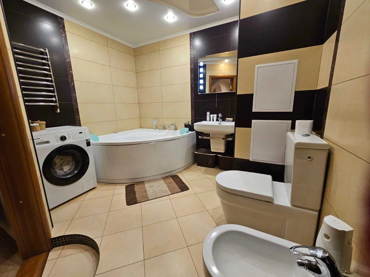 Продається двокімнатна квартира в центрі міста з автономним