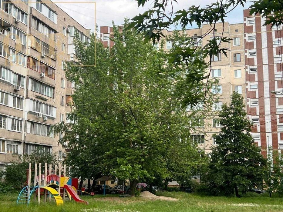 Продаж 4к квартири 95,5 кв. м Троєщина, ТРЦ РайON, Зручна ло