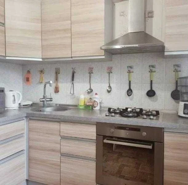 Продам однокімнатну квартиру на ХТЗ з капітальним ремонтом.