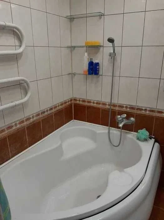 Продам 4-кімнатну квартиру на вул. Прикордонній