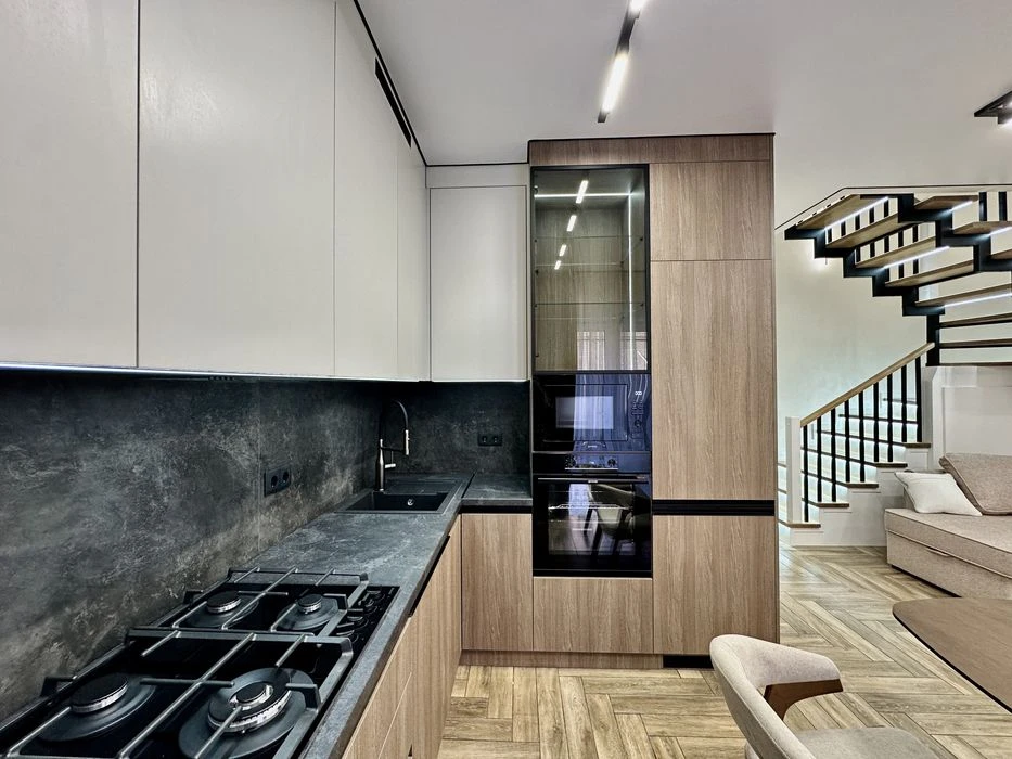 Townhouse with renovation, no commission for the buyer!!