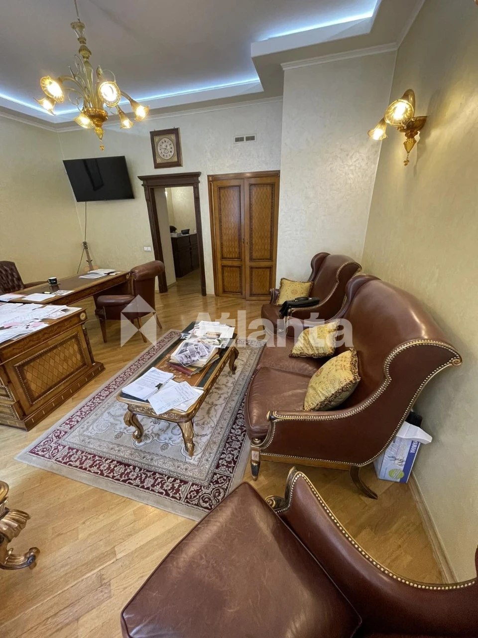 Продається простора 3-кімнатна квартира в центральній частин