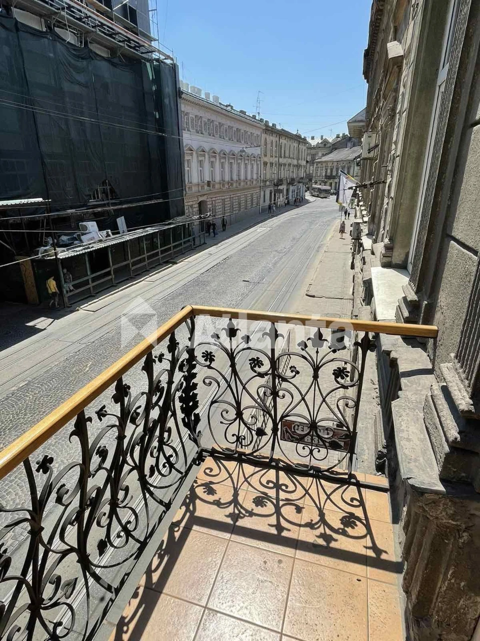Продається простора 3-кімнатна квартира в центральній частин
