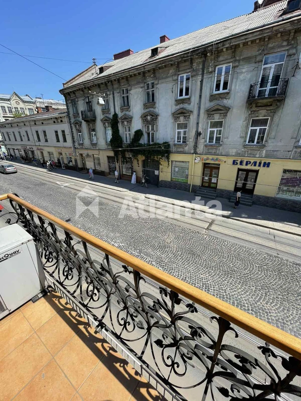 Продається простора 3-кімнатна квартира в центральній частин