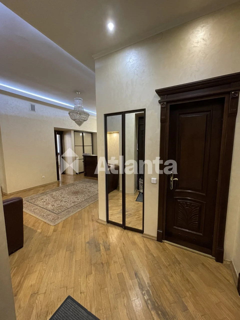 Продається простора 3-кімнатна квартира в центральній частин
