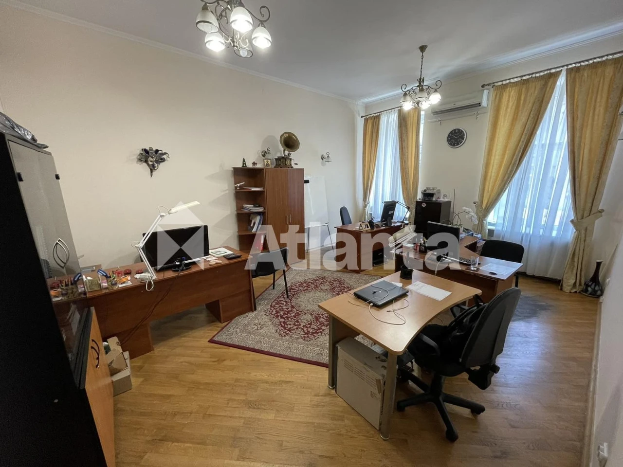 Продається простора 3-кімнатна квартира в центральній частин