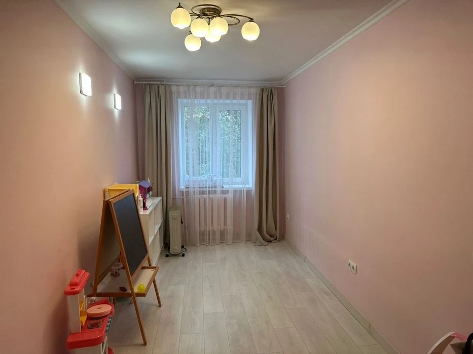 Продаж 3-х кім квартири  вул. Академіка Лазаренка  90000дол.