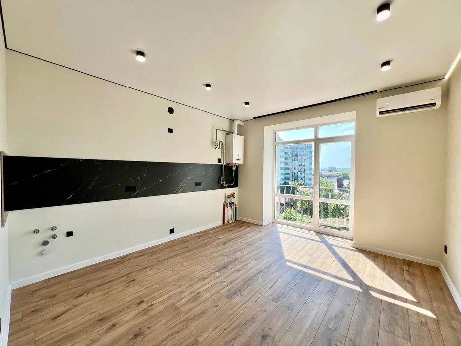 New 1-room apartment in the center with a balcony!
