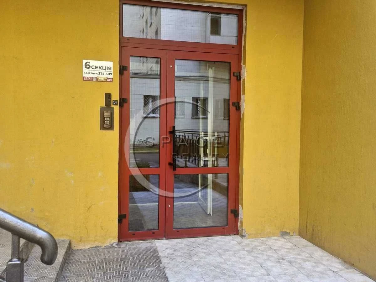 Продаж 1 кімнатної квартири студії по вул. Євгена Коновальця