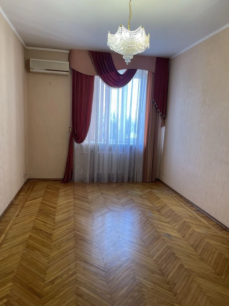 Продам 3-кімнатну квартиру біля парку Глоби