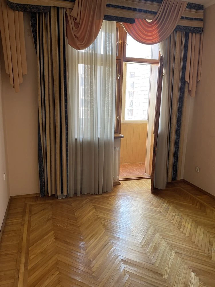 Продам 3-кімнатну квартиру біля парку Глоби