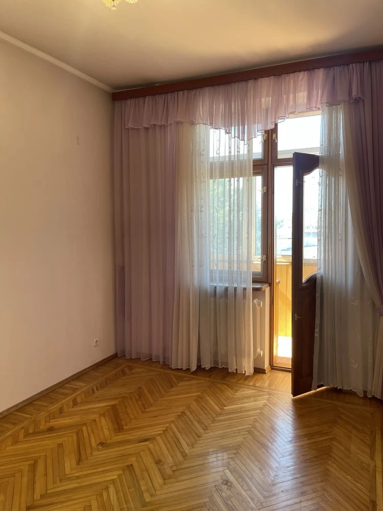 Продам 3-кімнатну квартиру біля парку Глоби