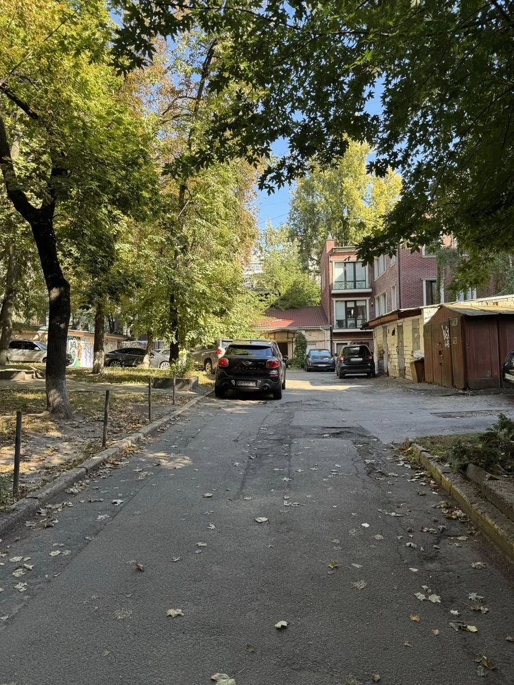 Продаж цегляного гаража в центрі міста, гараж з оглядовою ям